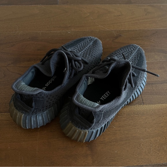 💯Authentic Adidas Yeezy sneaker women's shoes - Picture 4 of 7